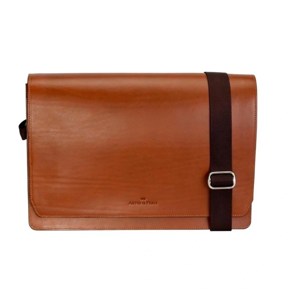 NWT Artis & Fero Brown Leather Messenger Bag